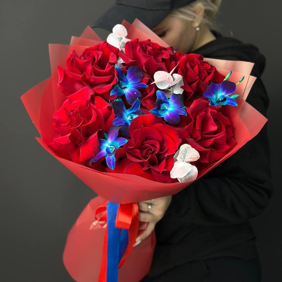 Букет из 7 красных роз с орхидеями и эвкалиптом